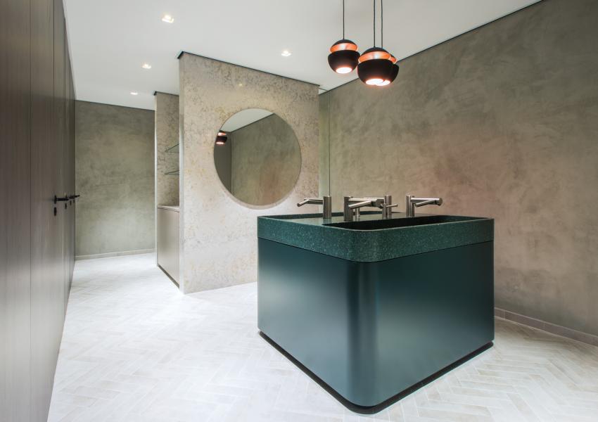 A Touchfree Toilet _241